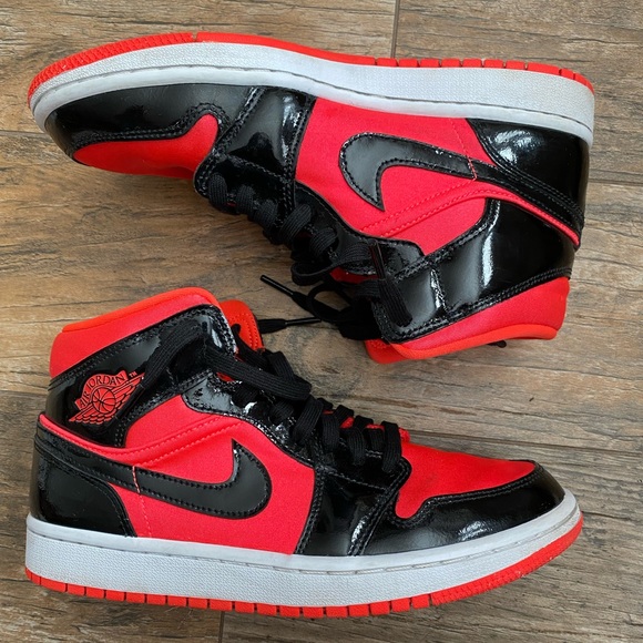 Jordan Shoes - Nike Air Jordan 1 mid crimson red